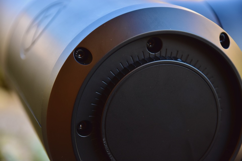 Met twee Torx-schroeven naast het focuswiel kan de eQuinox worden afgesteld.