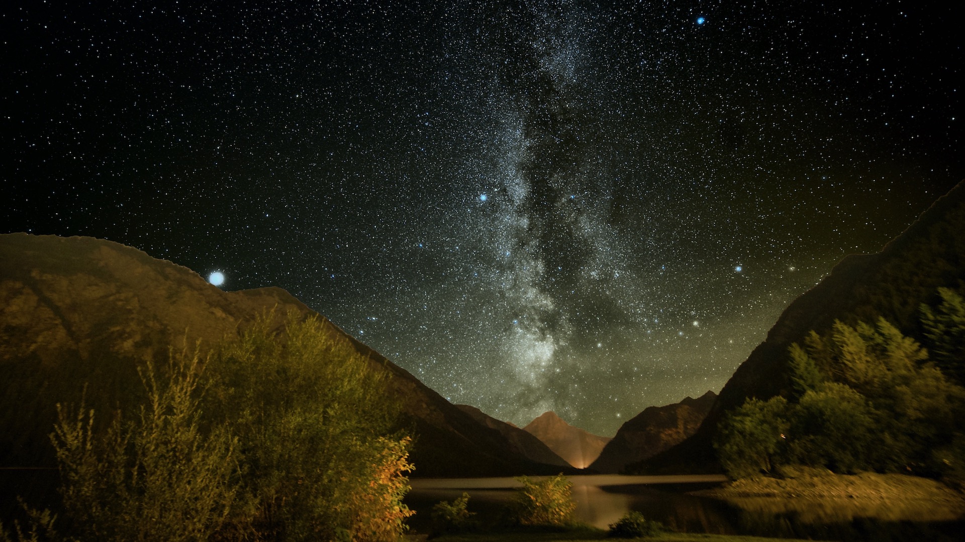 De Melkweg in het sterrenbeeld Arend boven de Plansee. Belichting 50x60 seconden bij ISO 1.200, Jupiter links in beeld. Foto: Marcus Schenk