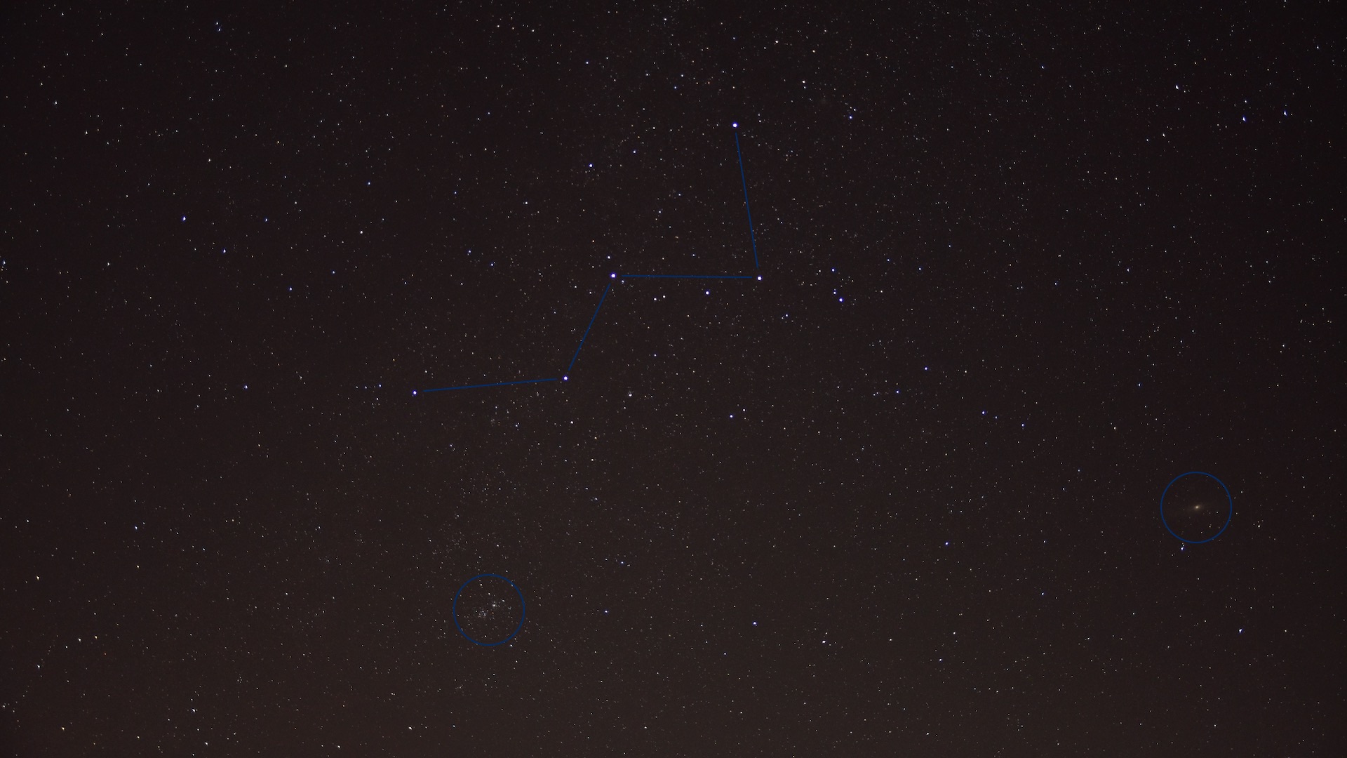 Het sterrenbeeld Cassiopeia. Onbewerkte enkele opname met 30 seconden belichting bij ISO 800. De dubbelcluster h & chi, het Andromeda-stelsel en vele andere deepsky-objecten zijn zichtbaar. Foto: Marcus Schenk