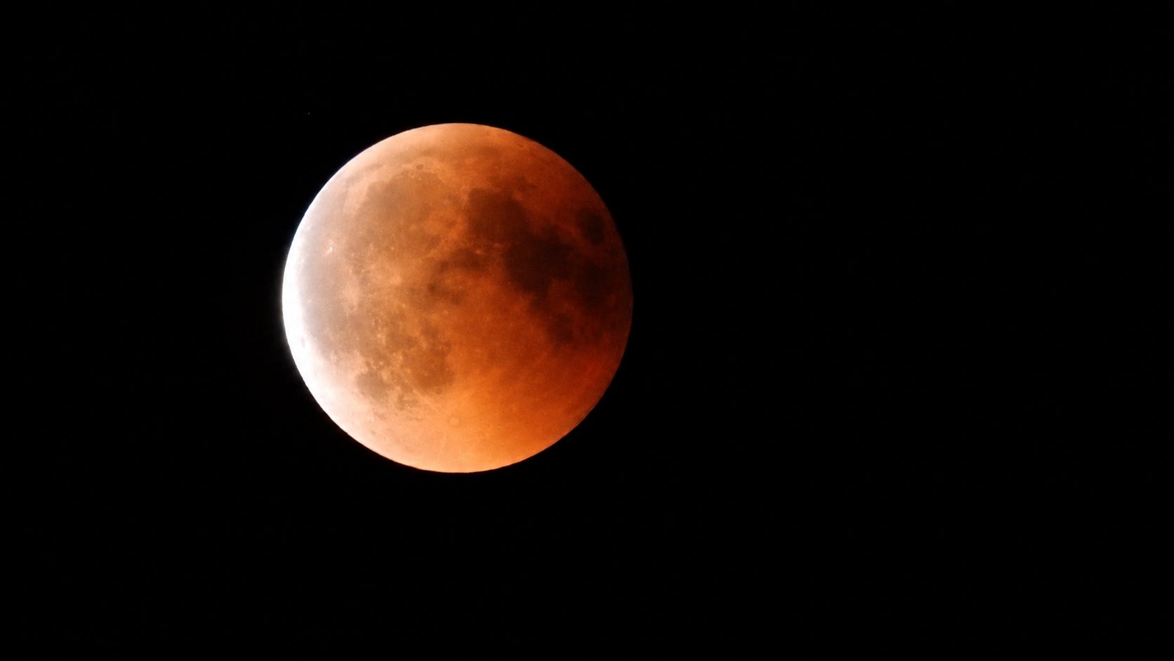 Foto: De totale maansverduistering van 27 juli 2018 bij het verlaten van de kernschaduw