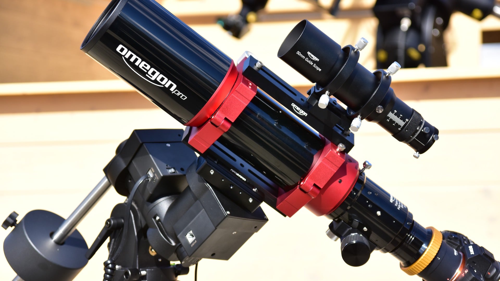 Omegon Pro 85/560 ED-refractor met iOptron CEM26 LiteRoc-montuur en een extra gemonteerde geleidings telescoop