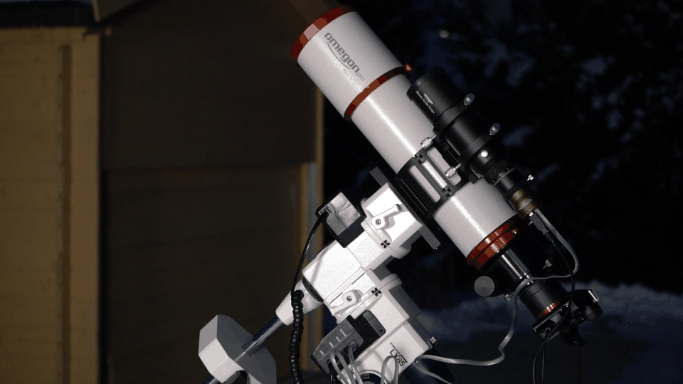Dit is de opbouw van een opstelling voor deep-sky-fotografie met een guidescope, een guidingcamera en een hoofdcamera