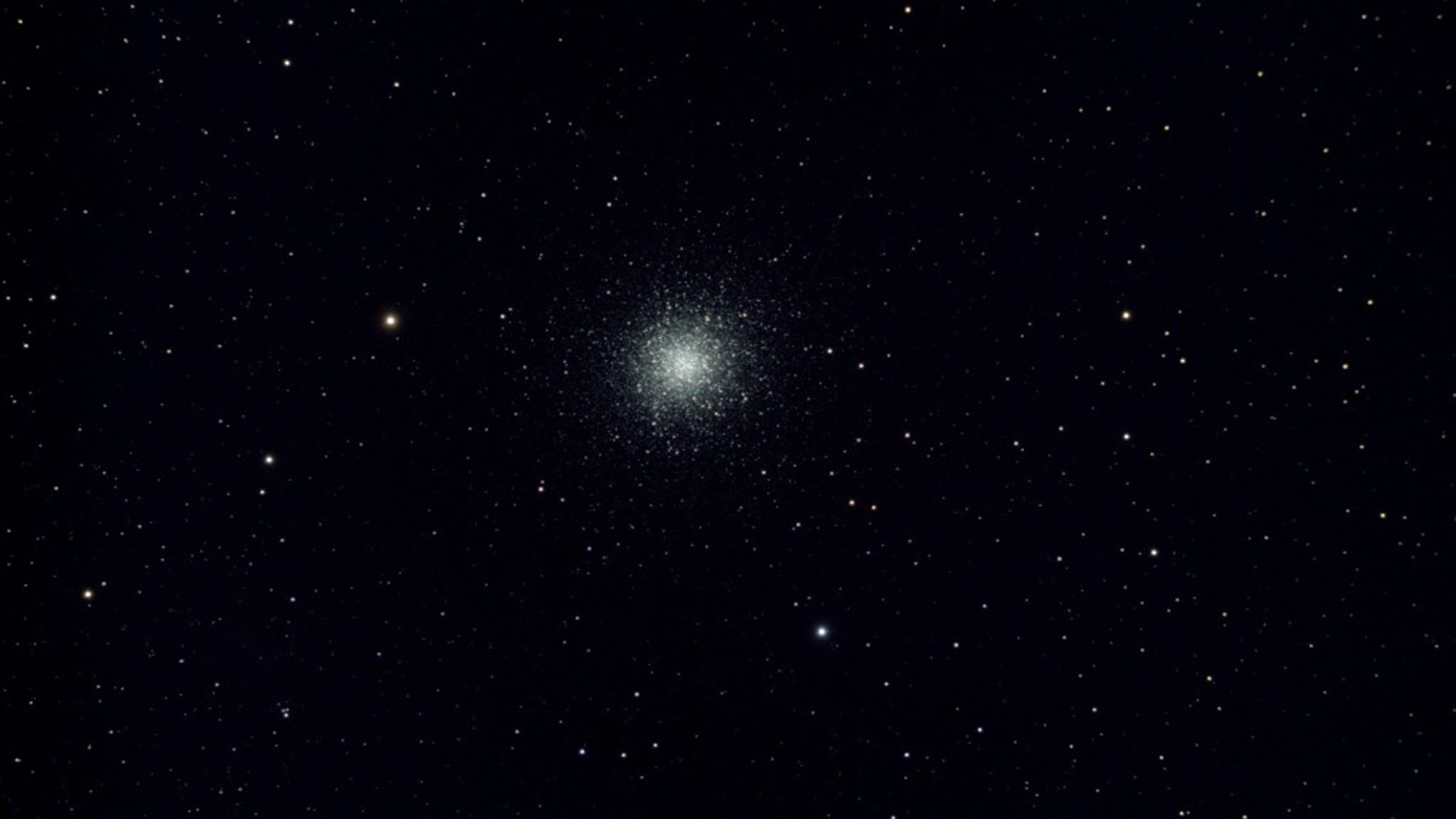 De bolvormige sterrenhoop M13, gefotografeerd met een Skywatcher AP 120/900 EvoStar ED DS-Pro en een Canon EOS 700Da, fotograaf: Stefan Taube.