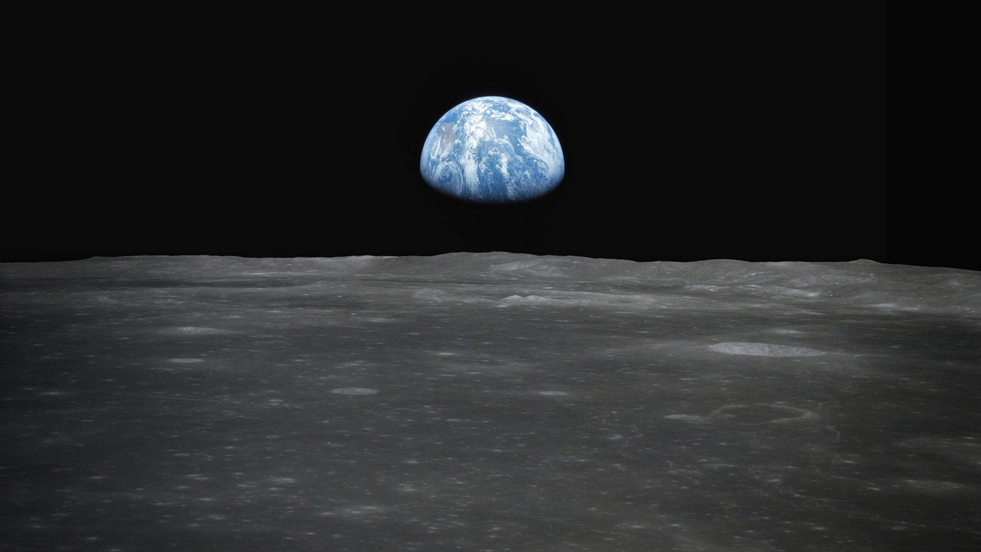 Opgang van de aarde boven het maanoppervlak