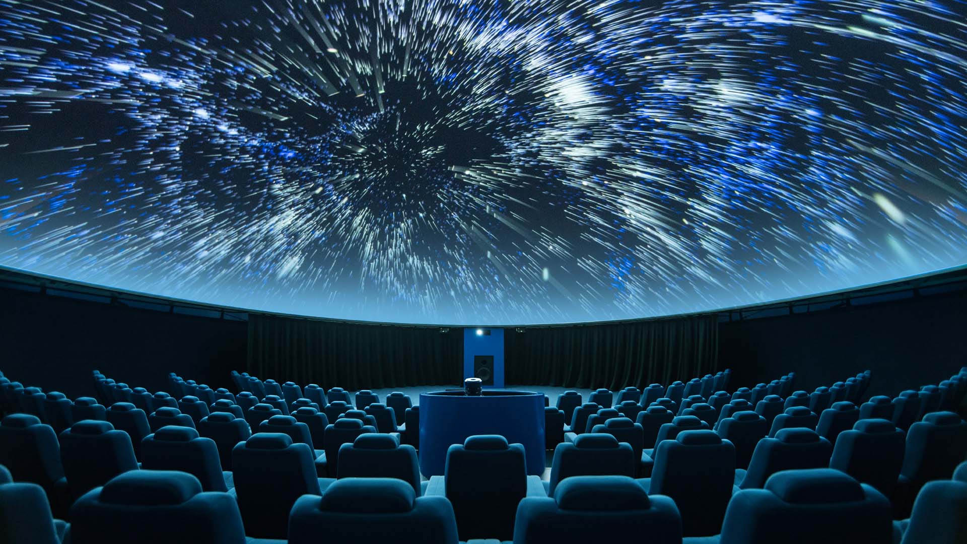 Net als in een planetarium straalt een sterrenhemelprojector sterren en meteoren op het plafond. Pavel Gabzdyl/Shutterstock.com