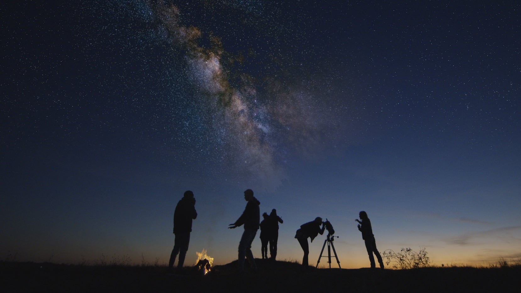 De wonderen van de nachtelijke hemel delen met vrienden en familie. Frame Stock Footage/Shutterstock.com