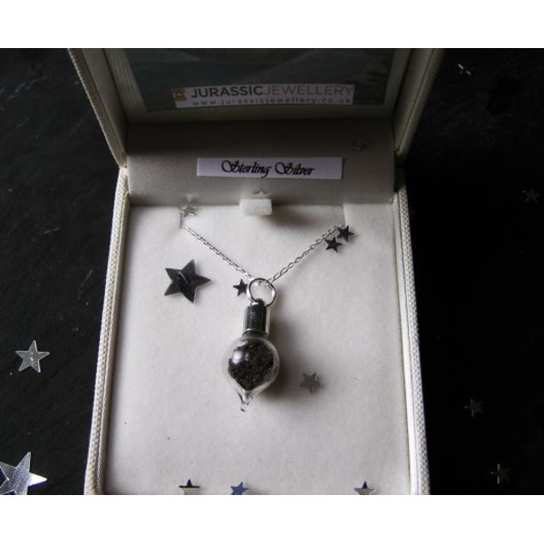 Jurassic Jewellery meteorietstofketting (druppelvormig)