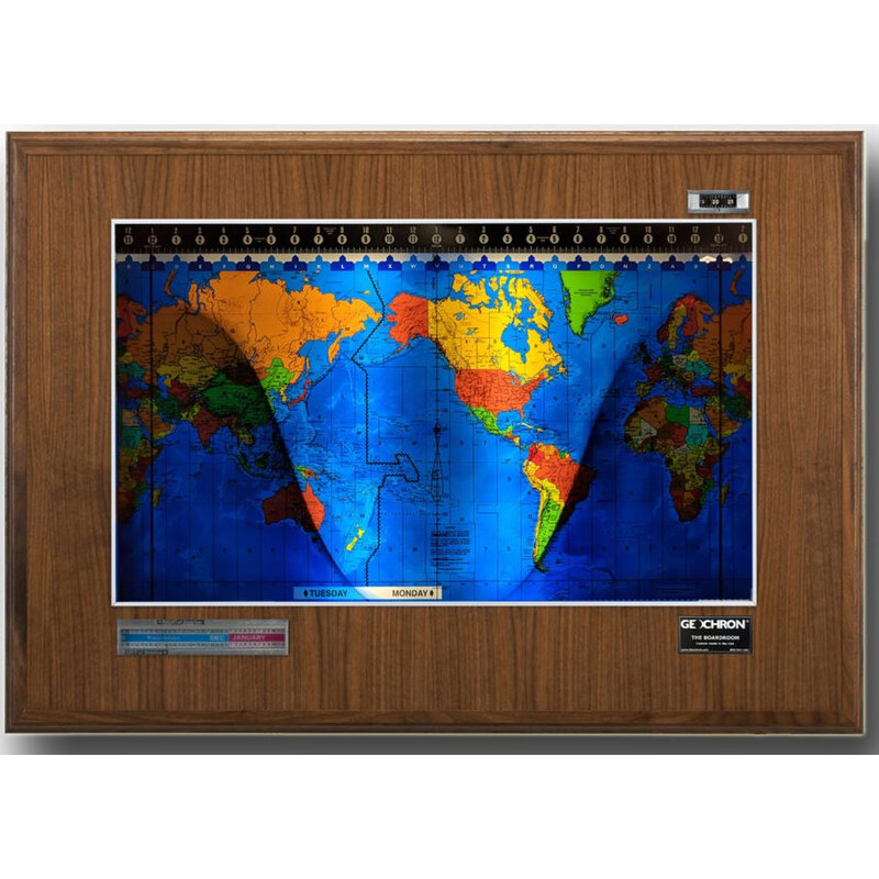 Geochron Boardroom model, in echt walnoothout, met zilverkleurige sierlijst