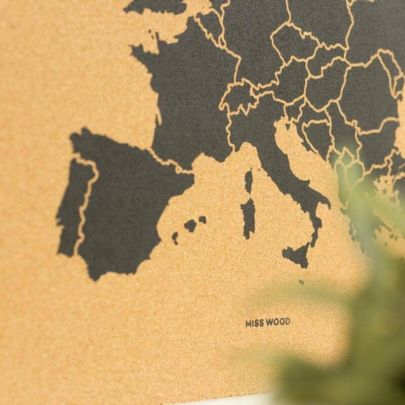 Miss Wood continentkaart Woody Map Europa schwarz 60x45cm gerahmt